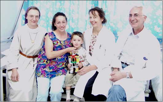 K�mmern sich um Ervin im Josefinum (v.l.): Ordensschwester Michaela Christen aus Albanien, seine Mutter Luljeta Pjetri, Dr. Christiane Herzog und Dr. Andreas Schmidt.