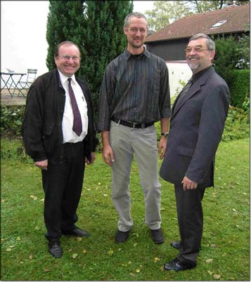 �ber den gelungenen Start am neuen Standort freuen sich (von links) Kinderzentrums-Chef Valentin Rothbucher, Wohngruppen-Leiter Winfried Kracker und der Jugendf�rsorge-Direktor Pr�lat G�nter Grimme. &copy; KJF/Riske