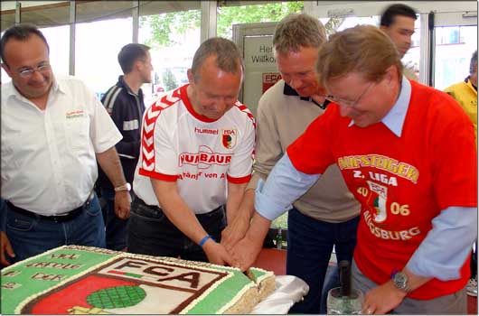 Der OB schneidet das erste St�ck vom Kuchen.