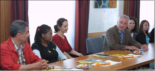 Bezirkstagspr�sident J�rgen Reichert (rechts) setzt auf direkten Kontakt zum Nachwuchs. Er nahm sich Zeit f�r die Austauschsch�ler aus Laval.