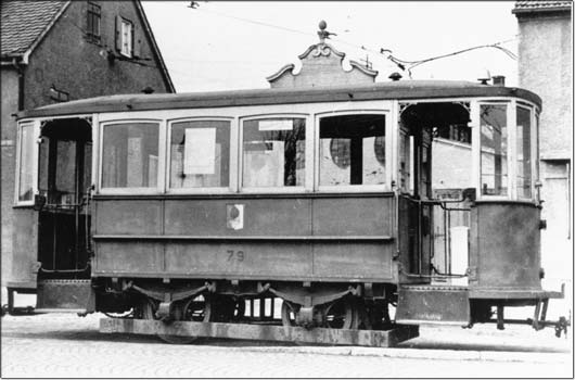 Beiwagen &bdquo;77-85&rdquo;, Baujahr 1911. Diese ehemaligen Triebwagen der Serien 1 bis 40 waren seinerzeit die ersten Motorwagen in Augsburg. Sp�ter wurden sie zu Beiwagen umger�stet. Der von der M.A.N. gebaute Koloss war 6,4 Meter lang und 4,2 Tonnen schwer. Drinnen gab's 14 Sitz- und 12 Stehpl�tze. &copy; Herbert Wa�ner
