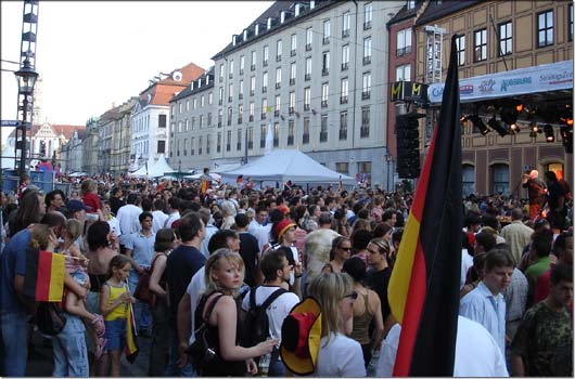 Schon um 19 Uhr war auf der Maxstra�e kein Durchkommen mehr.