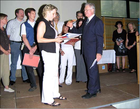 Der Ehrenpreis der Handwerkskammer ging an Yvonne Gillessen und wurde �berreicht von Georg Schneck. &copy; KJF/Karg