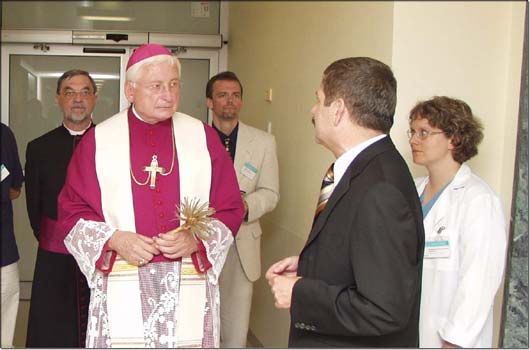 Bischof Dr. Walter Mixa zeigte sich sehr beeindruckt von der Arbeit der Neugeborenen- und Kinderintensivstation im Josefinum, die er nach beendetem Umbau einweihte. &copy; KJF/Riske